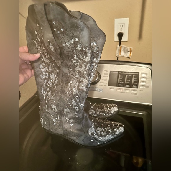 Boots - Picture 2 of 4